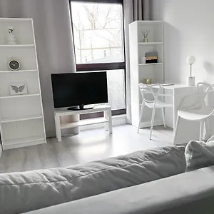 Apartament Metro, Apartament 3 Pokoje Z Ogrodkiem 80m2, Warszawa